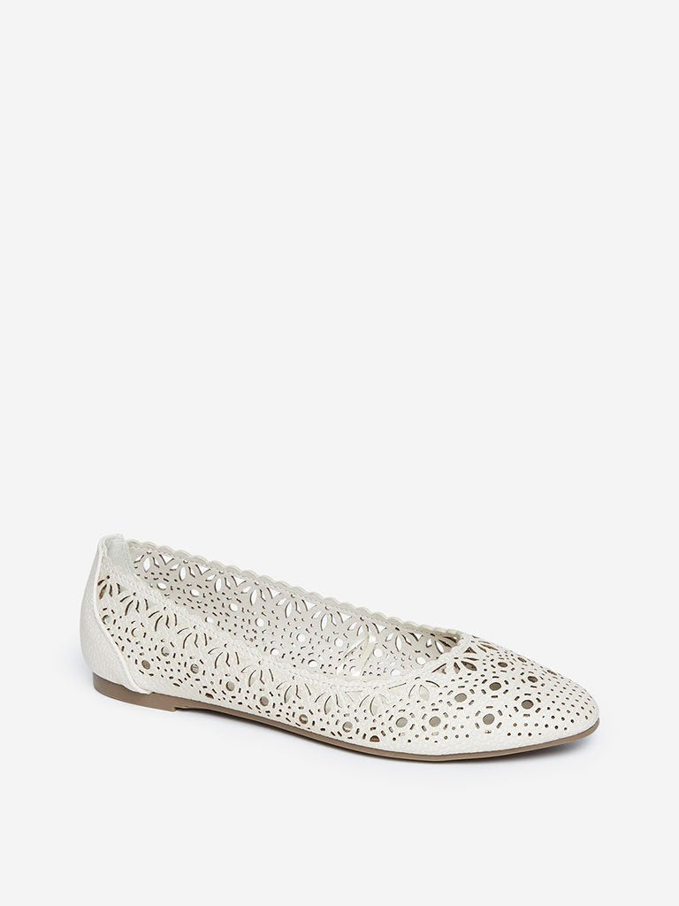 LUNA BLU Off White Cutout Pattern Ballet Flats